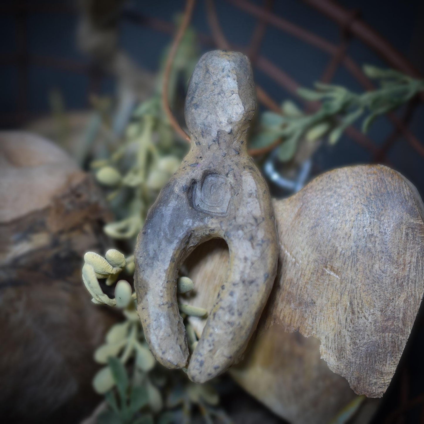 Handgefertigtes Amulett - stilisierte Göttin - Rauchbrandkunst in Ton – Ein rustikales Geschenk der prähistorischen Kunst