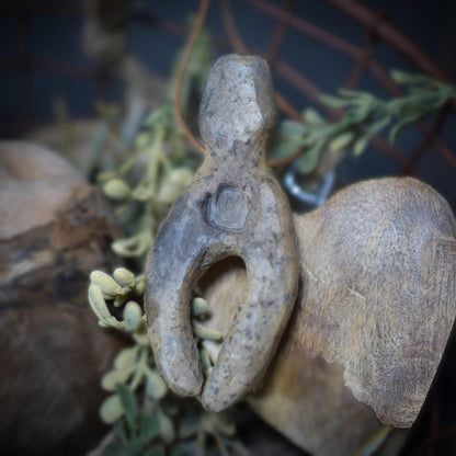 Handgefertigtes Amulett - stilisierte Göttin - Rauchbrandkunst in Ton – Ein rustikales Geschenk der prähistorischen Kunst