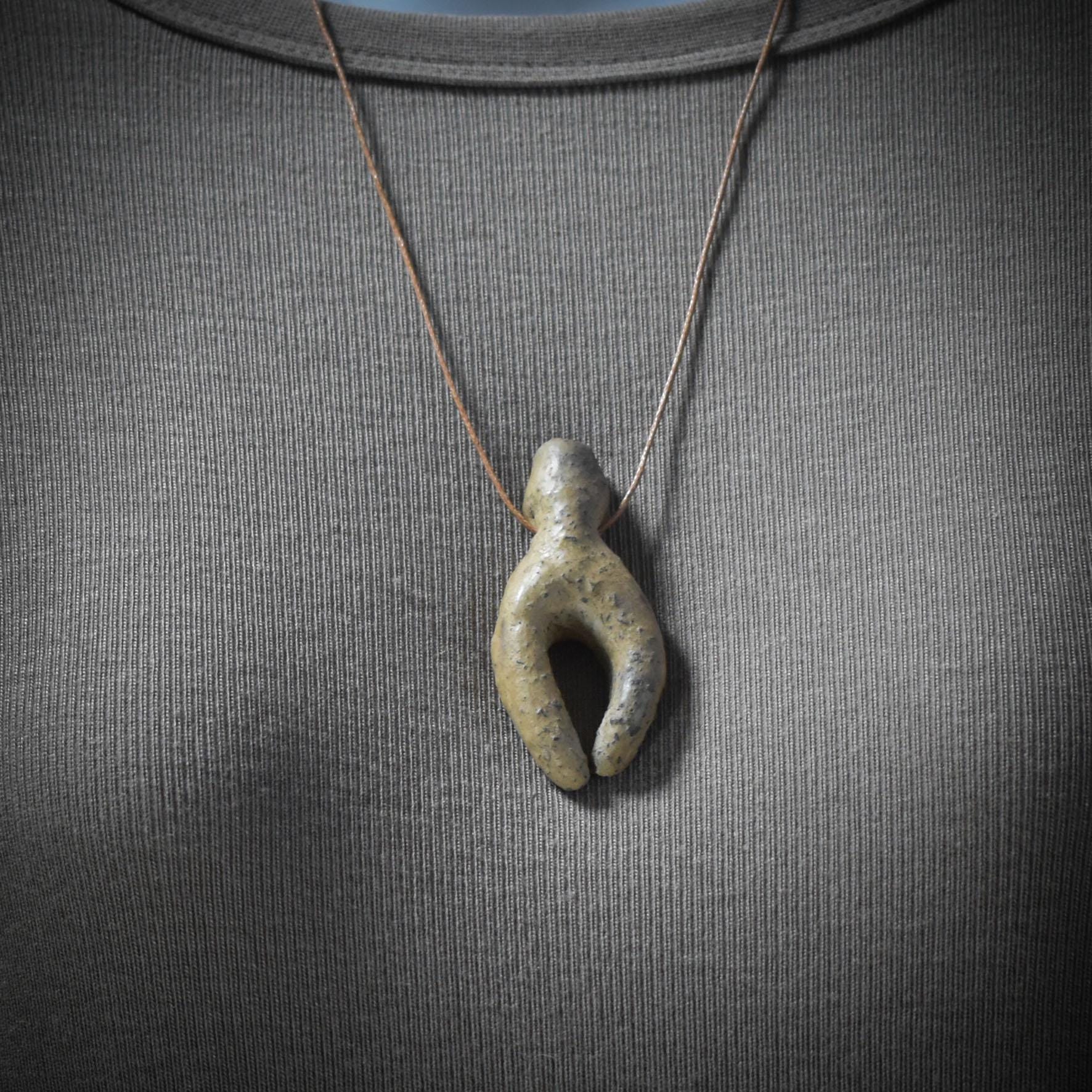 Handgefertigtes Amulett - stilisierte Göttin - Rauchbrandkunst in Ton – Ein rustikales Geschenk der prähistorischen Kunst