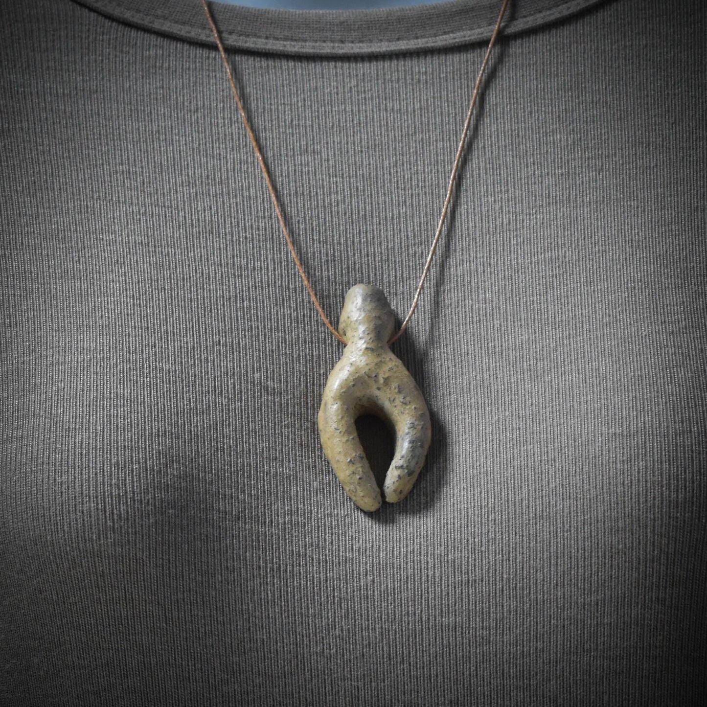 Handgefertigtes Amulett - stilisierte Göttin - Rauchbrandkunst in Ton – Ein rustikales Geschenk der prähistorischen Kunst