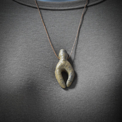 Handgefertigtes Amulett - stilisierte Göttin - Rauchbrandkunst in Ton – Ein rustikales Geschenk der prähistorischen Kunst
