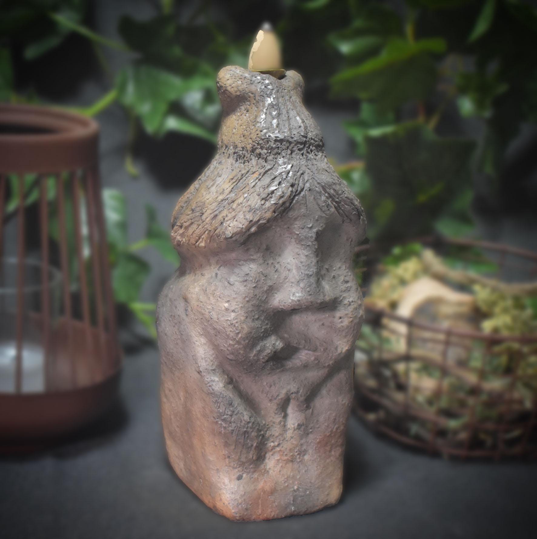Hommage an Baubo - Handgefertigter Rückfluss Räucherkegelhalter aus traditionellem Ton - kraftvolle Erinnerung an die Weiblichkeit