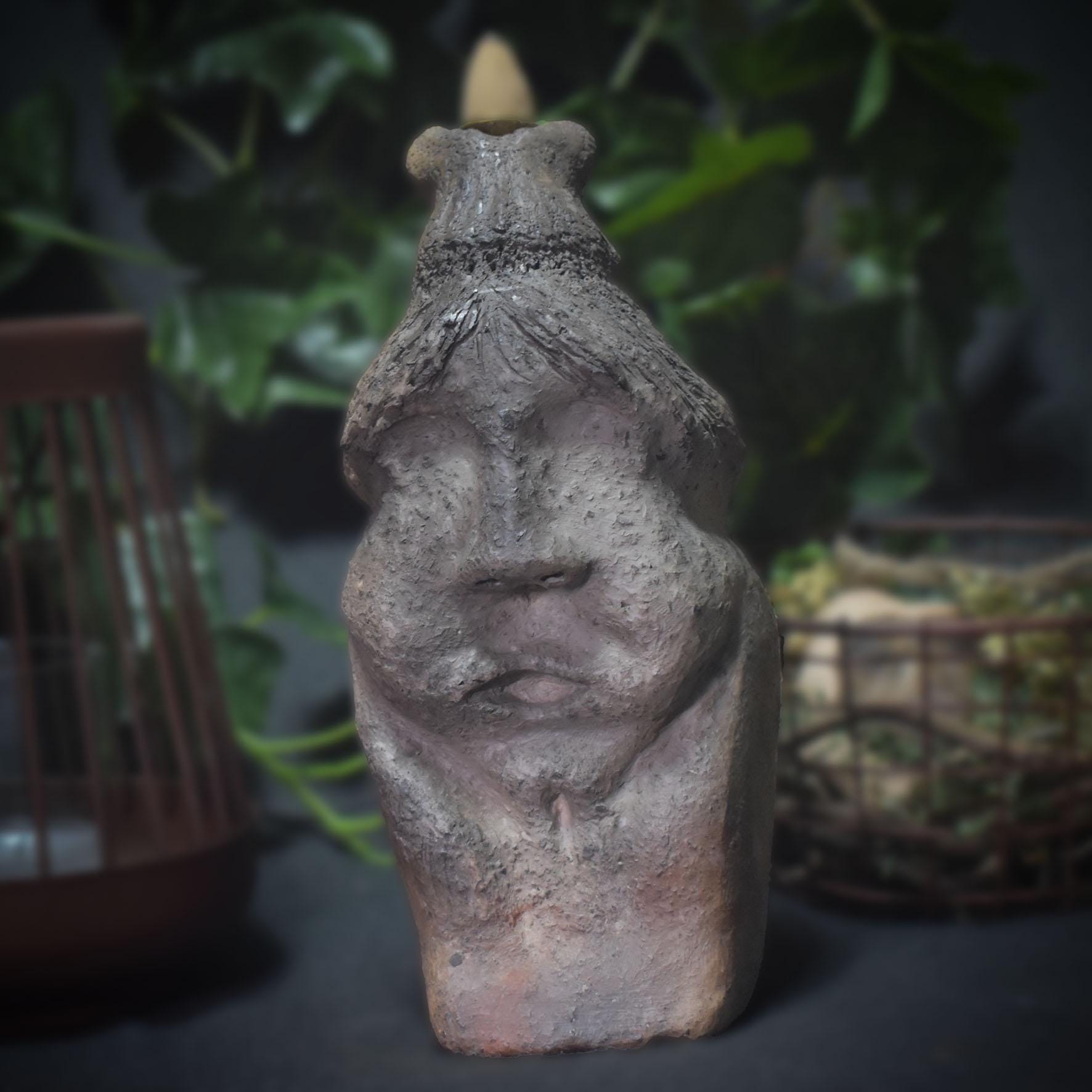 Hommage an Baubo - Handgefertigter Rückfluss Räucherkegelhalter aus traditionellem Ton - kraftvolle Erinnerung an die Weiblichkeit