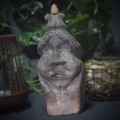 Hommage an Baubo - Handgefertigter Rückfluss Räucherkegelhalter aus traditionellem Ton - kraftvolle Erinnerung an die Weiblichkeit