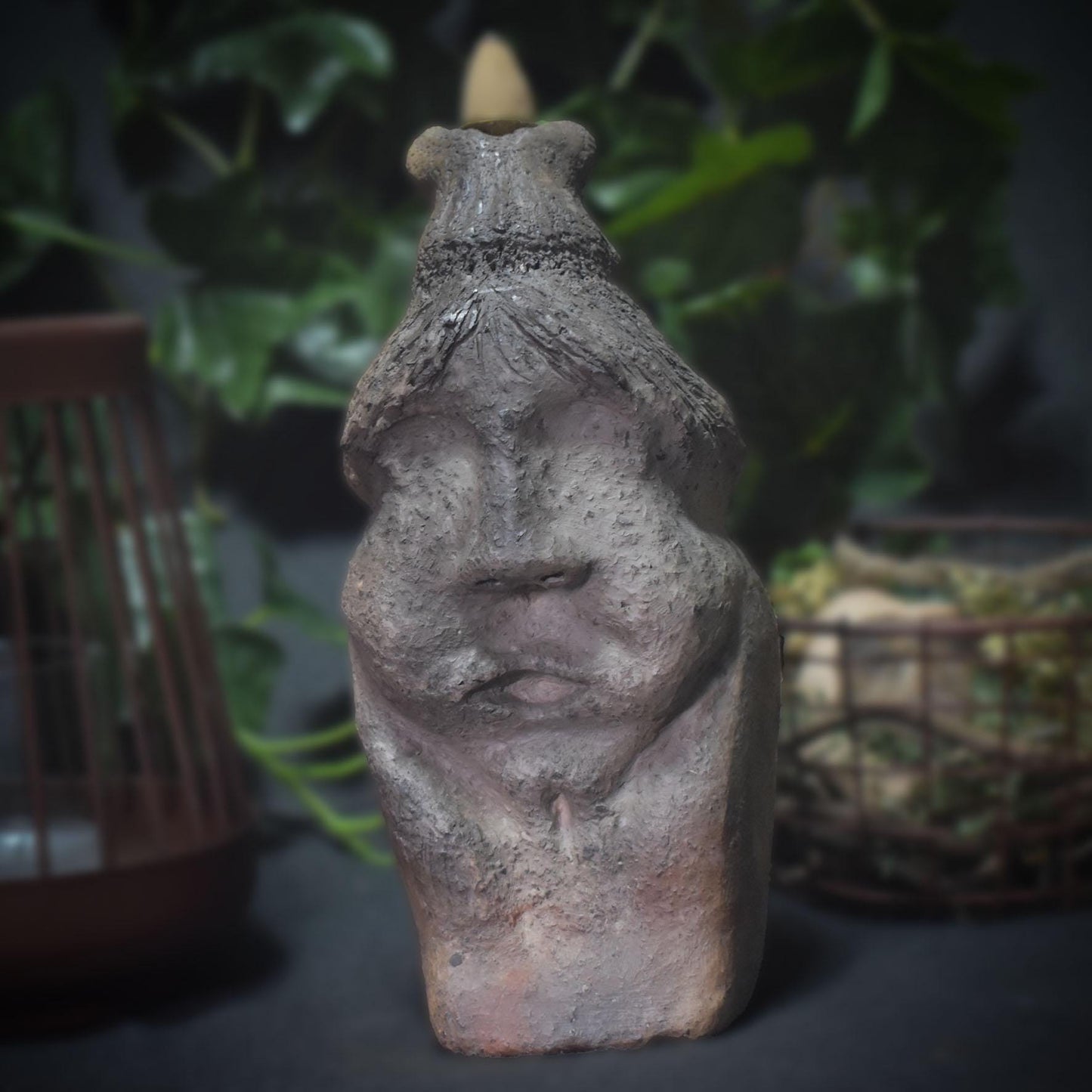 Hommage an Baubo - Handgefertigter Rückfluss Räucherkegelhalter aus traditionellem Ton - kraftvolle Erinnerung an die Weiblichkeit