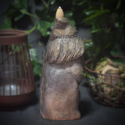 Hommage an Baubo - Handgefertigter Rückfluss Räucherkegelhalter aus traditionellem Ton - kraftvolle Erinnerung an die Weiblichkeit