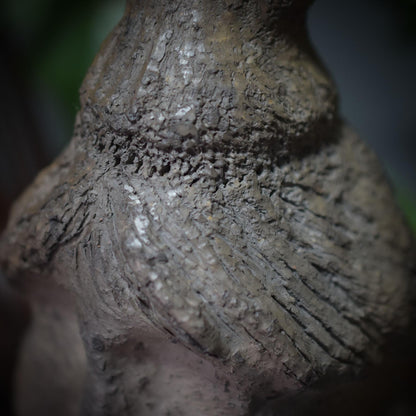 Hommage an Baubo - Handgefertigter Rückfluss Räucherkegelhalter aus traditionellem Ton - kraftvolle Erinnerung an die Weiblichkeit