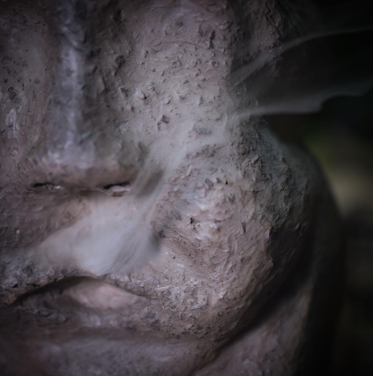 Hommage an Baubo - Handgefertigter Rückfluss Räucherkegelhalter aus traditionellem Ton - kraftvolle Erinnerung an die Weiblichkeit