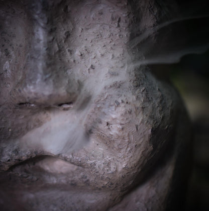 Hommage an Baubo - Handgefertigter Rückfluss Räucherkegelhalter aus traditionellem Ton - kraftvolle Erinnerung an die Weiblichkeit