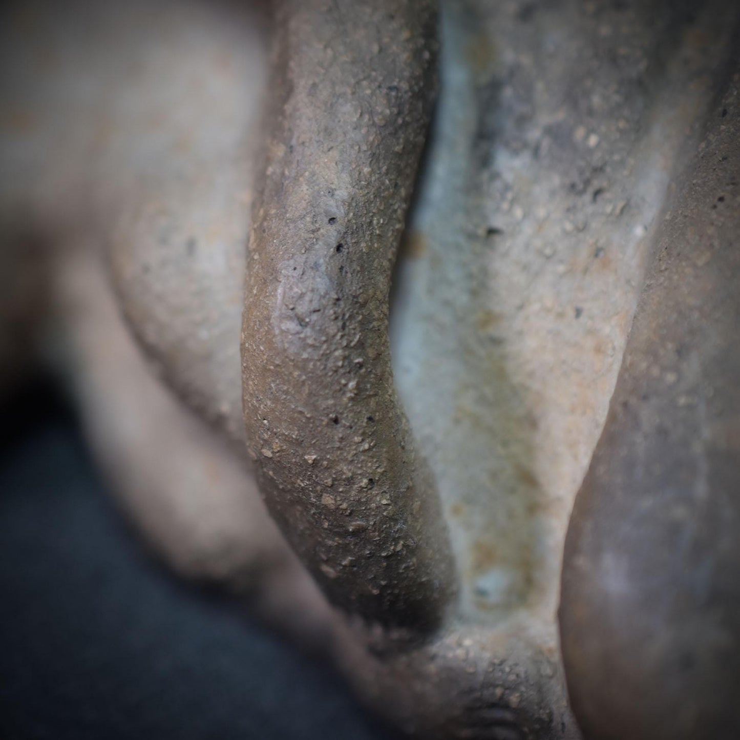 Gefallener Engel mit Flügeln aus Holz - Einzigartige Rauchbrandkunst - rustikale Dekoration