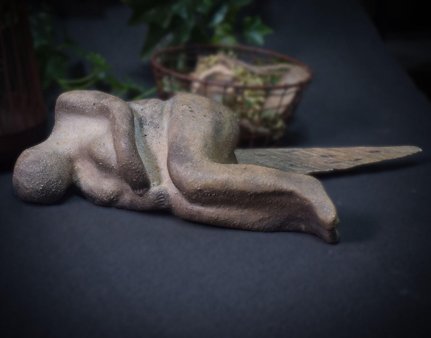 Gefallener Engel mit Flügeln aus Holz - Einzigartige Rauchbrandkunst - rustikale Dekoration