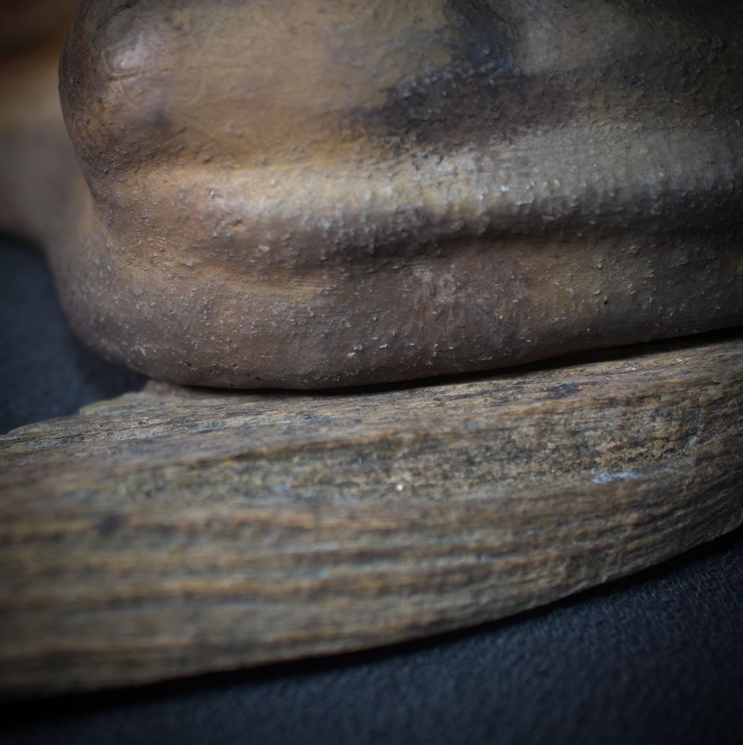 Gefallener Engel mit Flügeln aus Holz - Einzigartige Rauchbrandkunst - rustikale Dekoration