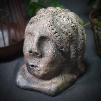 Handgefertigte Medusa Skulptur aus traditionell gebranntem Ton – Einzigartige Rauchbrandkunst der griechischen Mythologie