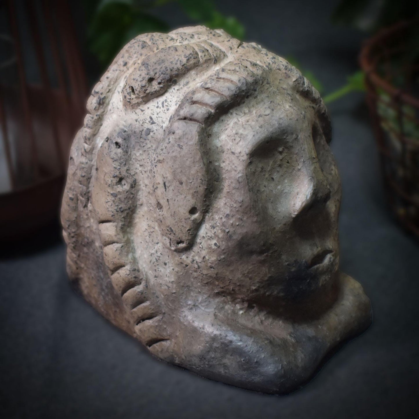 Handgefertigte Medusa Skulptur aus traditionell gebranntem Ton – Einzigartige Rauchbrandkunst der griechischen Mythologie