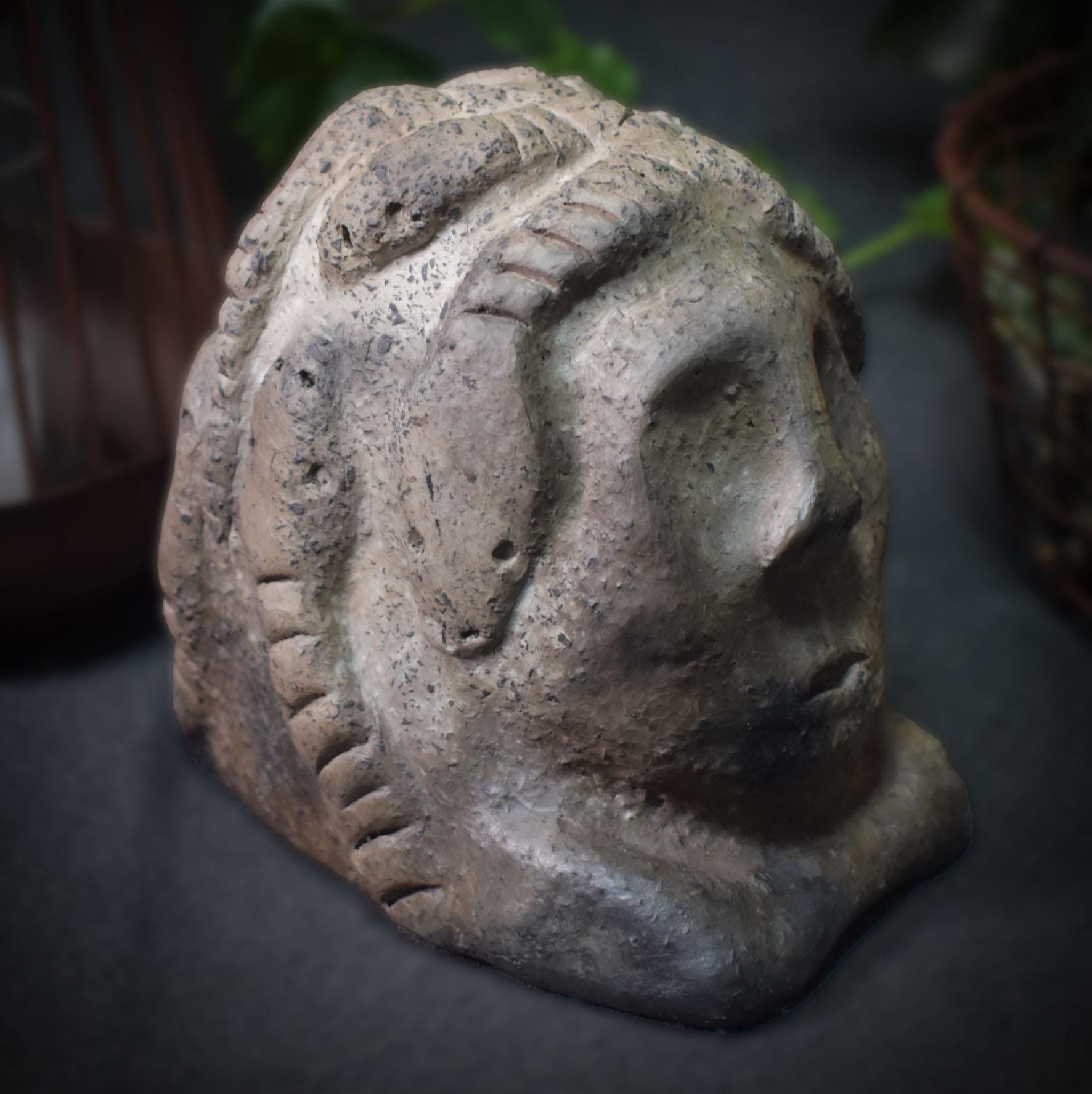 Handgefertigte Medusa Skulptur aus traditionell gebranntem Ton – Einzigartige Rauchbrandkunst der griechischen Mythologie