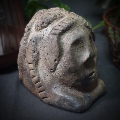 Handgefertigte Medusa Skulptur aus traditionell gebranntem Ton – Einzigartige Rauchbrandkunst der griechischen Mythologie
