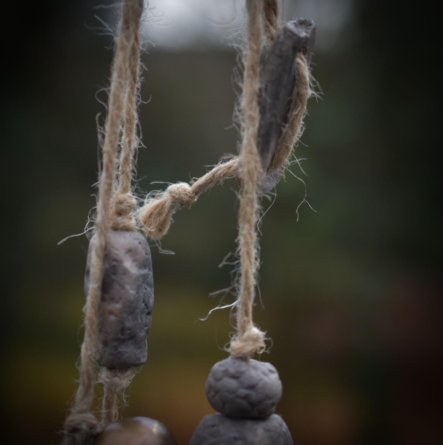 Handgemachte Hexenglocke Hekate - Traditionell gebrannter Ton, Wicca Glocke & rustikales Windspiel - Hekates Key