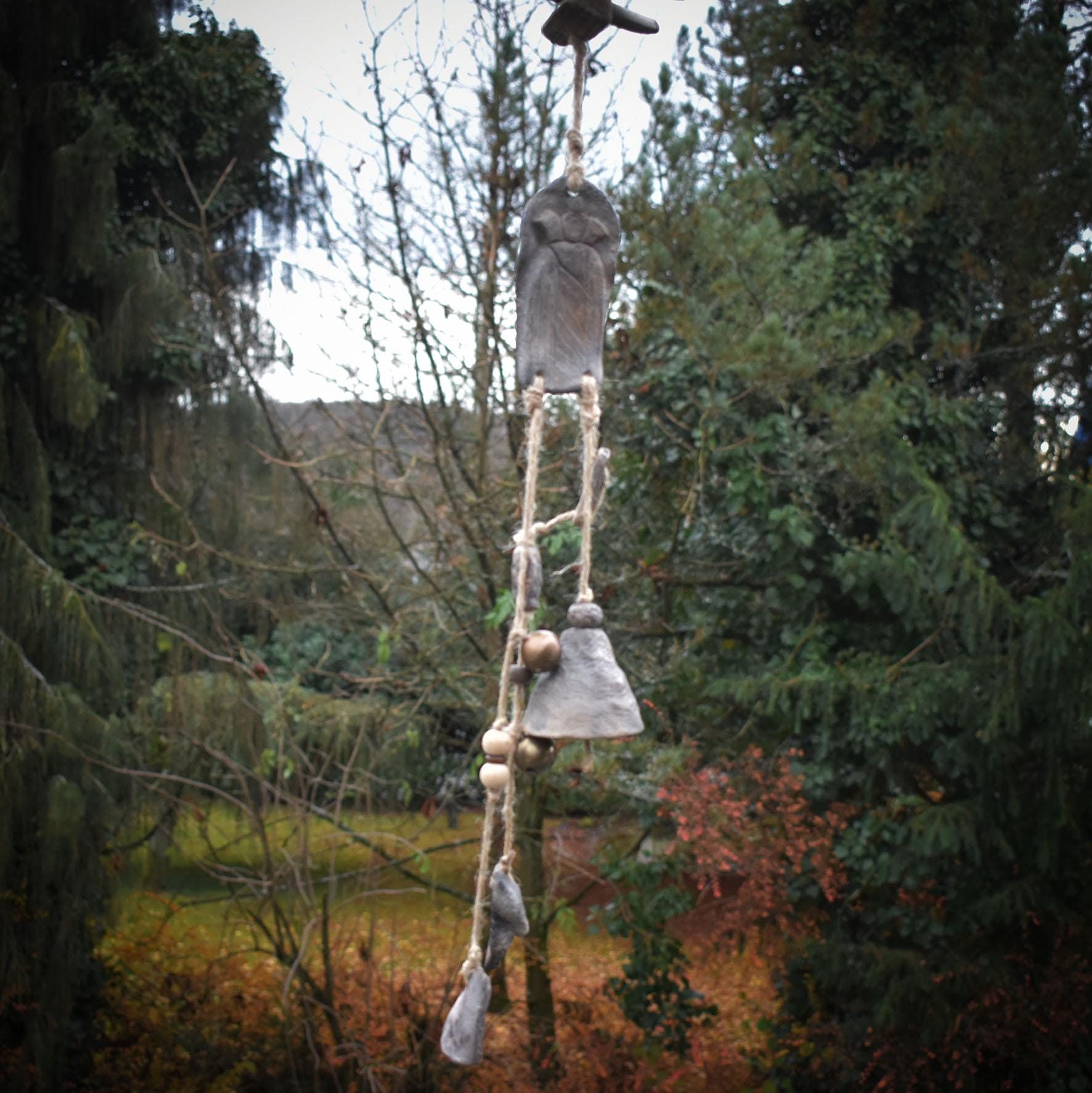 Handgemachte Hexenglocke Hekate - Traditionell gebrannter Ton, Wicca Glocke & rustikales Windspiel - Hekates Key