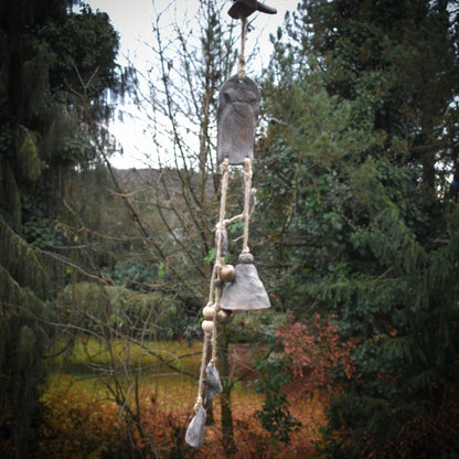 Handgemachte Hexenglocke Hekate - Traditionell gebrannter Ton, Wicca Glocke & rustikales Windspiel - Hekates Key