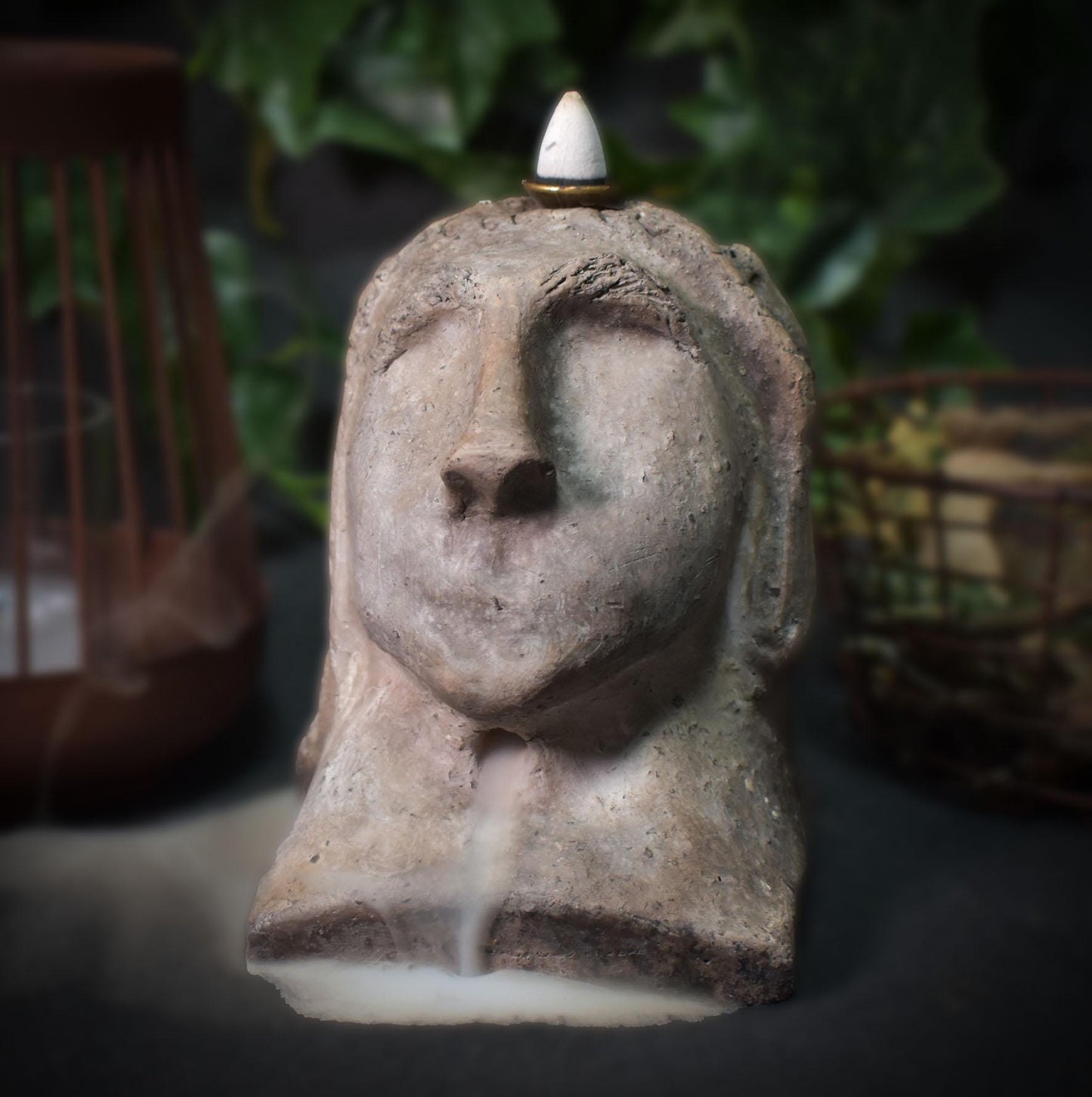 Handgefertigte Medusa Büste mit Rückfluss Räucherkegelhalter - Traditionell gebrannter Ton für dein Räucherritual