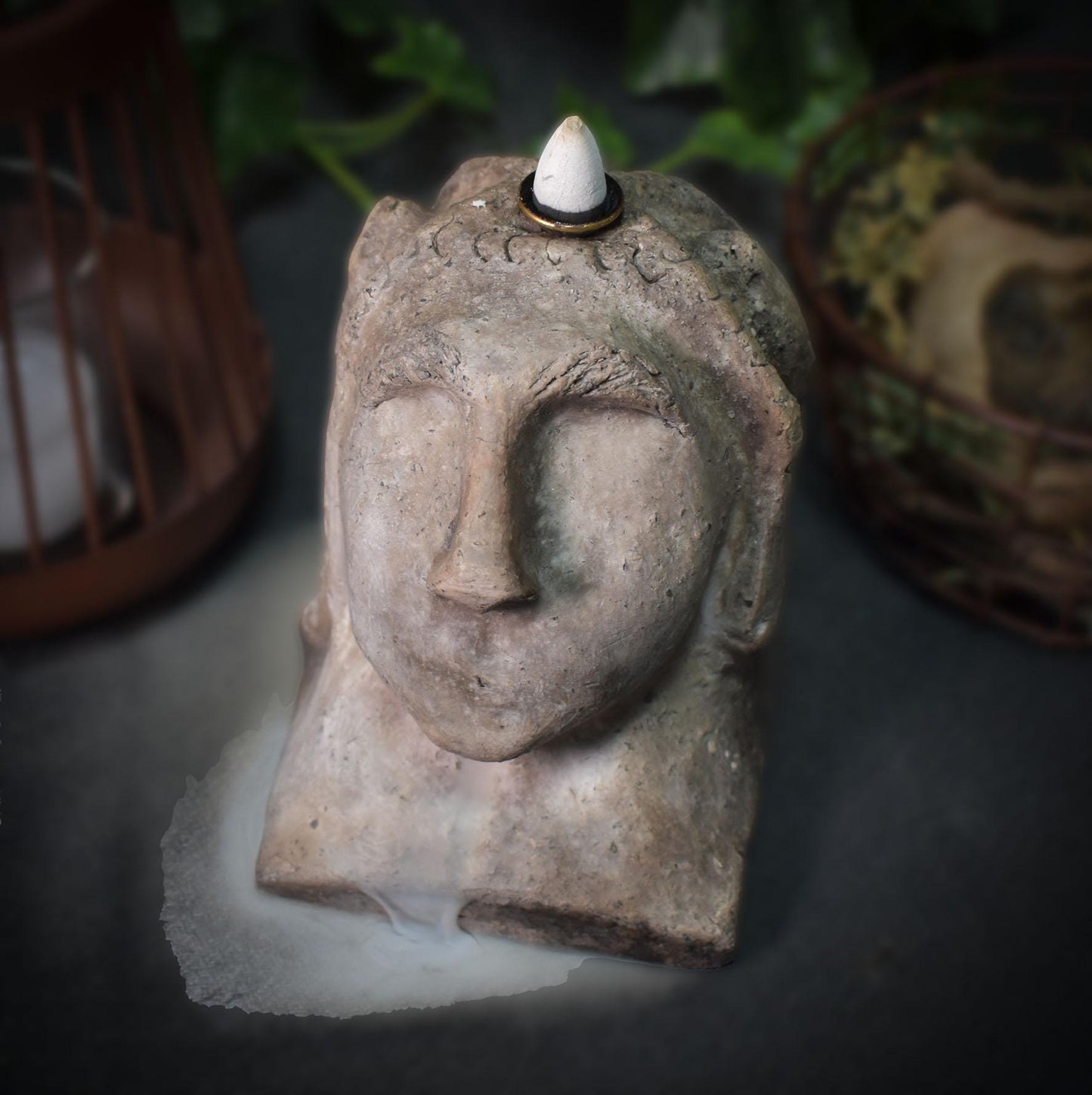 Handgefertigte Medusa Büste mit Rückfluss Räucherkegelhalter - Traditionell gebrannter Ton für dein Räucherritual