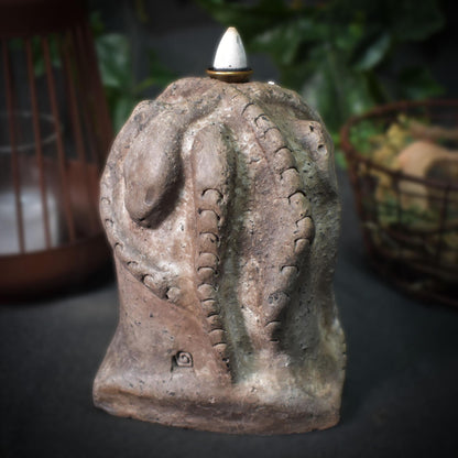 Handgefertigte Medusa Büste mit Rückfluss Räucherkegelhalter - Traditionell gebrannter Ton für dein Räucherritual