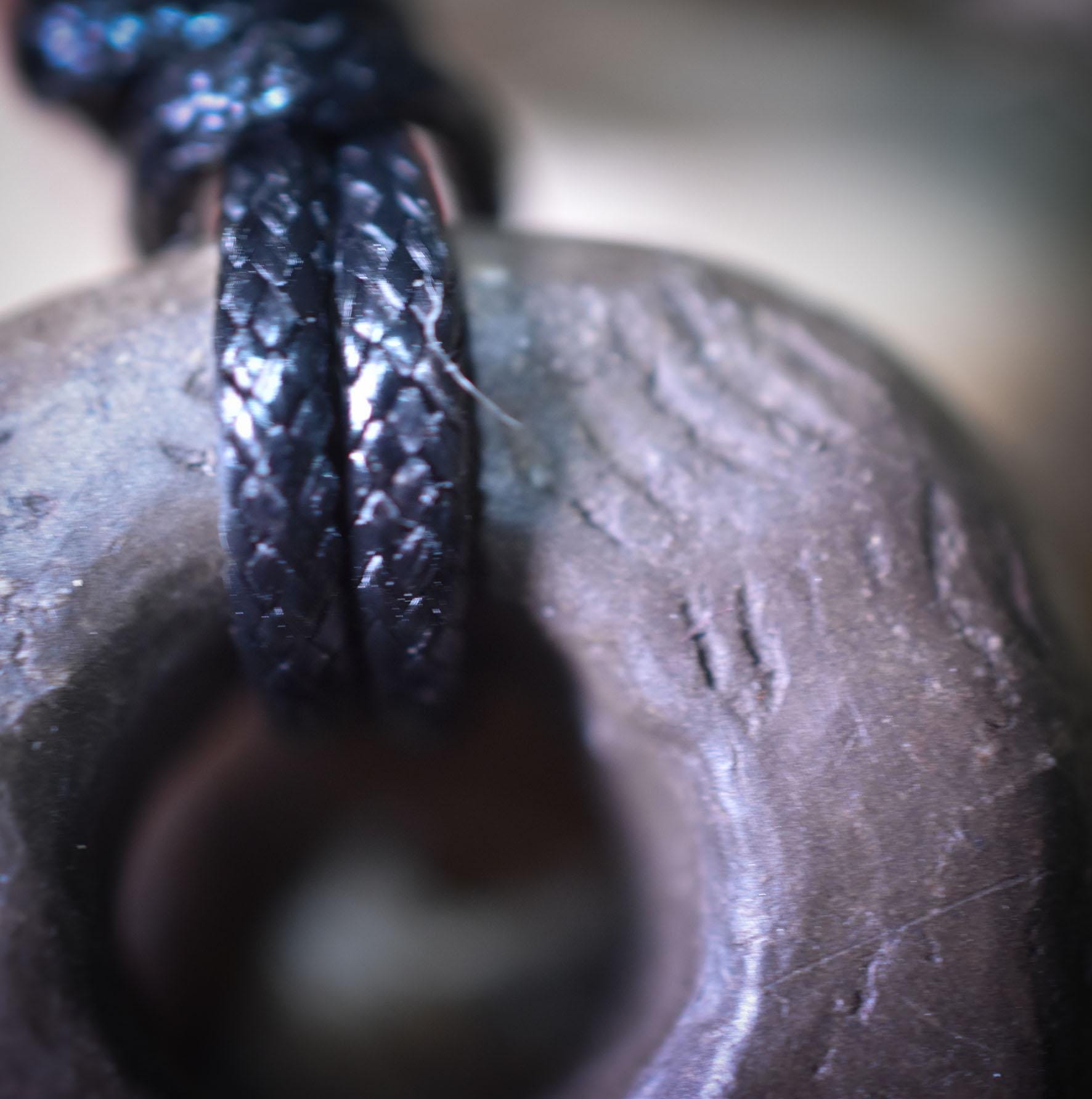 Abstraktes Göttinen Amulett - inspiriert durch prähistorische Artefakte - mit verstellbarem Leder- oder Baumwollband