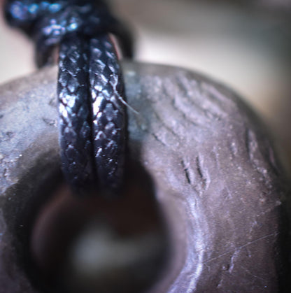 Abstraktes Göttinen Amulett - inspiriert durch prähistorische Artefakte - mit verstellbarem Leder- oder Baumwollband