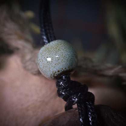 Abstraktes Göttinen Amulett - inspiriert durch prähistorische Artefakte - mit verstellbarem Leder- oder Baumwollband