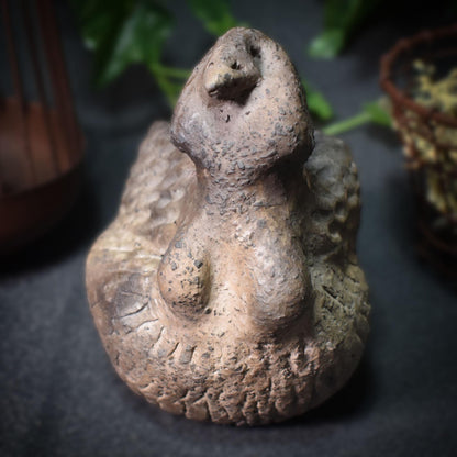 Handgemachte Sirene Skulptur aus Rauchbrandkeramik – Einzigartige mythologische Kunst