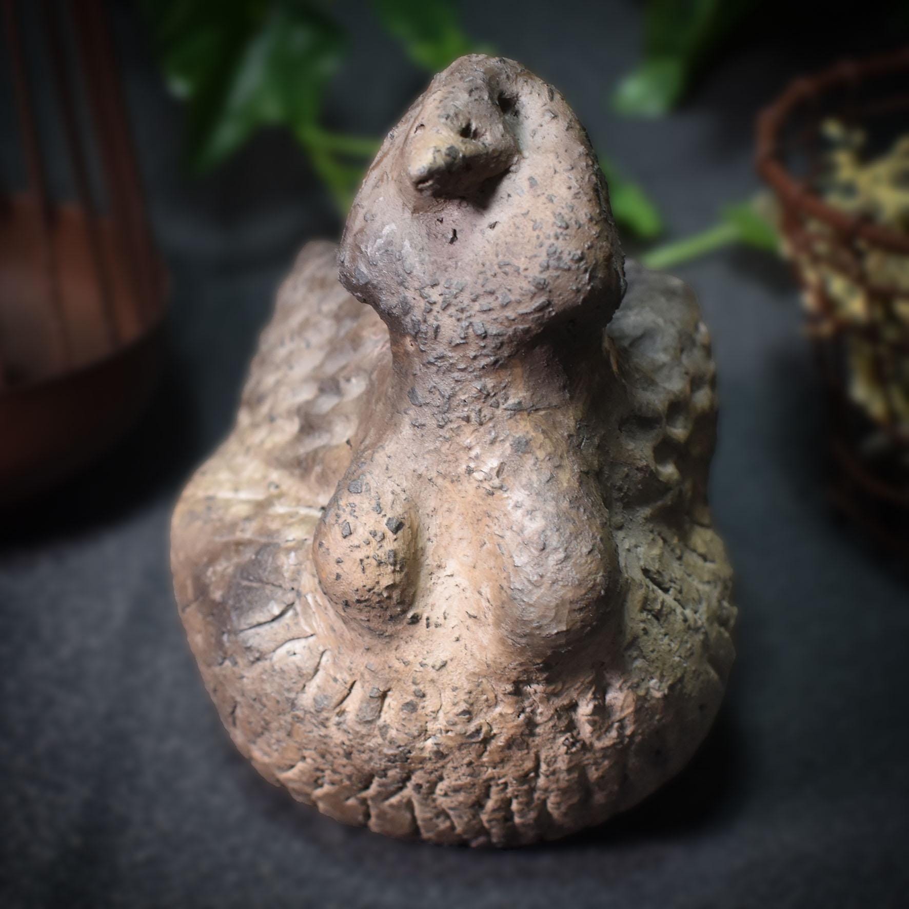 Handgemachte Sirene Skulptur aus Rauchbrandkeramik – Einzigartige mythologische Kunst