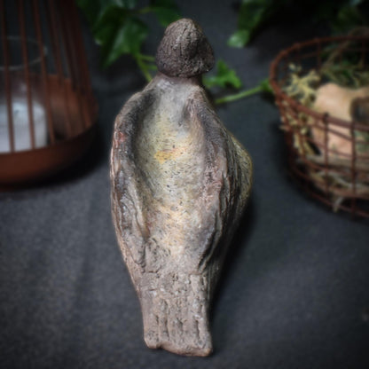 Handgemachte Sirene Skulptur aus Rauchbrandkeramik – Einzigartige mythologische Kunst