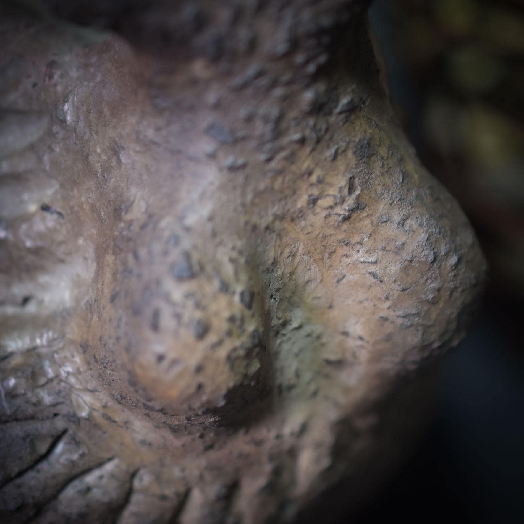 Handgemachte Sirene Skulptur aus Rauchbrandkeramik – Einzigartige mythologische Kunst