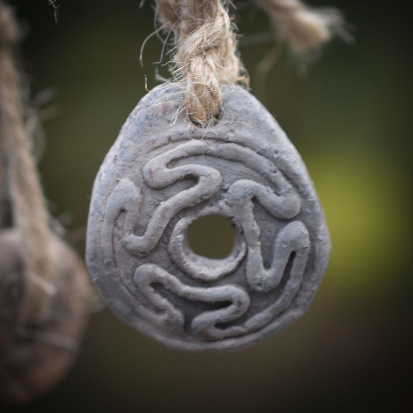 Handgemachte Hexenglocke Hekate - Traditionell gebrannter Ton, Wicca Glocke & rustikales Windspiel - Hekates Key