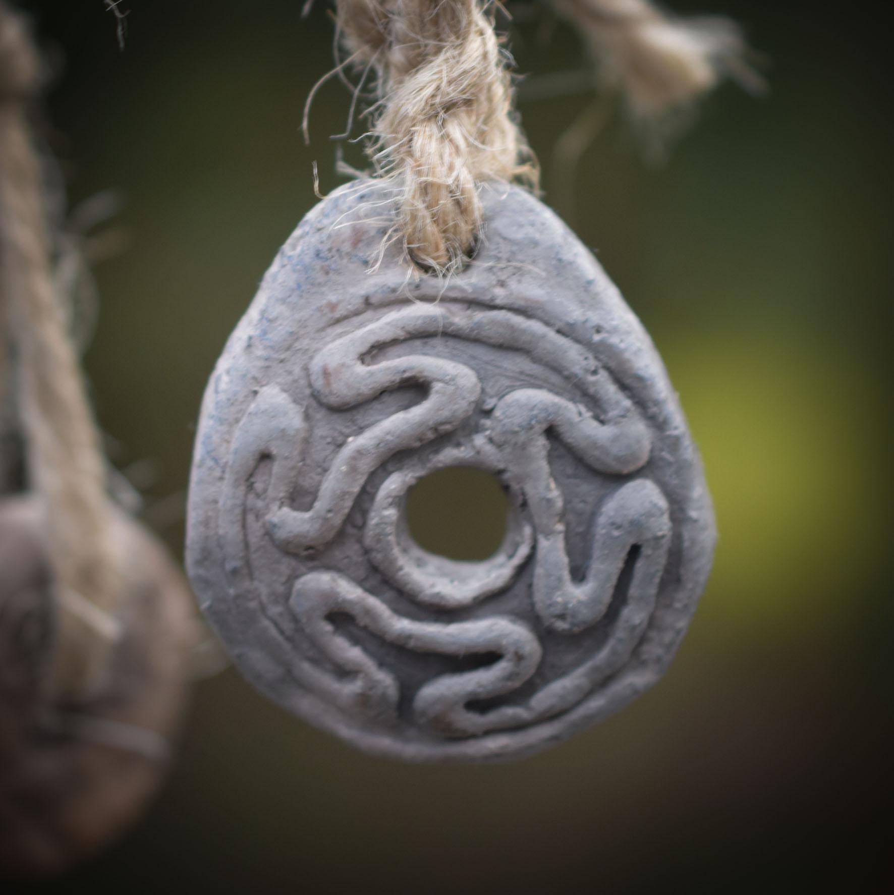 Handgemachte Hexenglocke Hekate - Traditionell gebrannter Ton, Wicca Glocke & rustikales Windspiel - Hekates Key