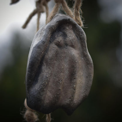 Handgemachte Hexenglocke Hekate - Traditionell gebrannter Ton, Wicca Glocke & rustikales Windspiel - Hekates Key