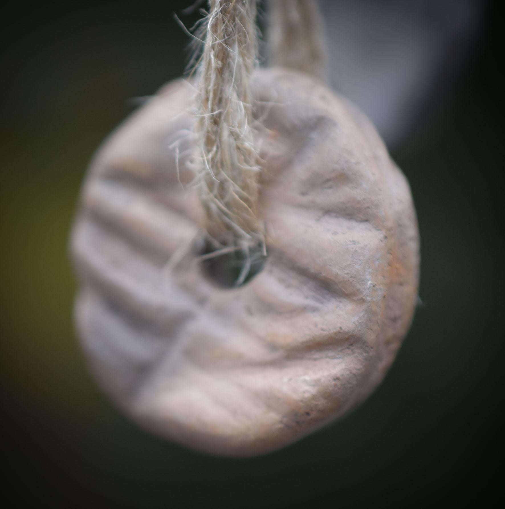 Handgemachte Hexenglocke Hekate - Traditionell gebrannter Ton, Wicca Glocke & rustikales Windspiel - Hekates Key