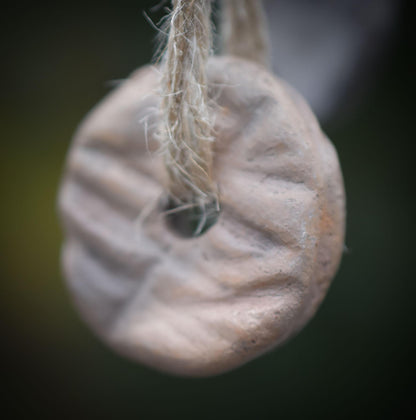 Handgemachte Hexenglocke Hekate - Traditionell gebrannter Ton, Wicca Glocke & rustikales Windspiel - Hekates Key