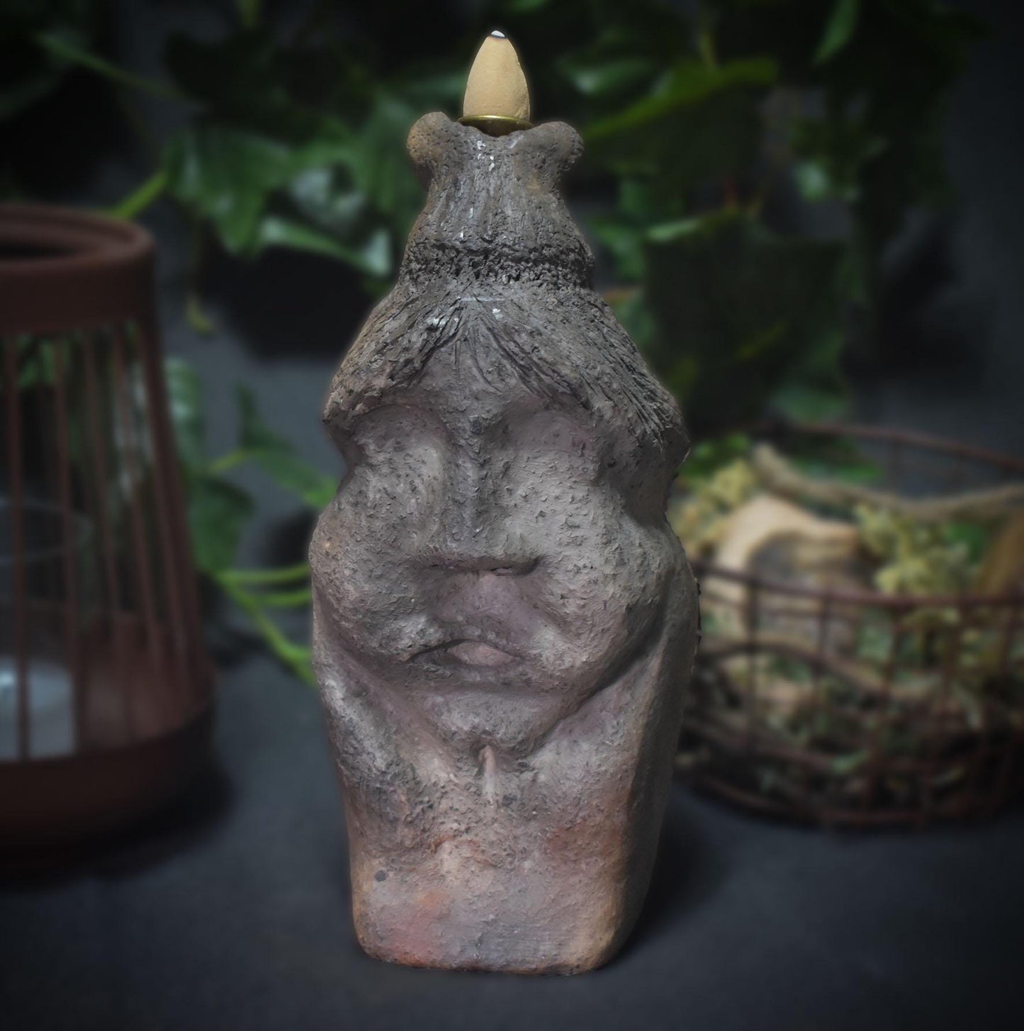 Hommage an Baubo - Handgefertigter Rückfluss Räucherkegelhalter aus traditionellem Ton - kraftvolle Erinnerung an die Weiblichkeit