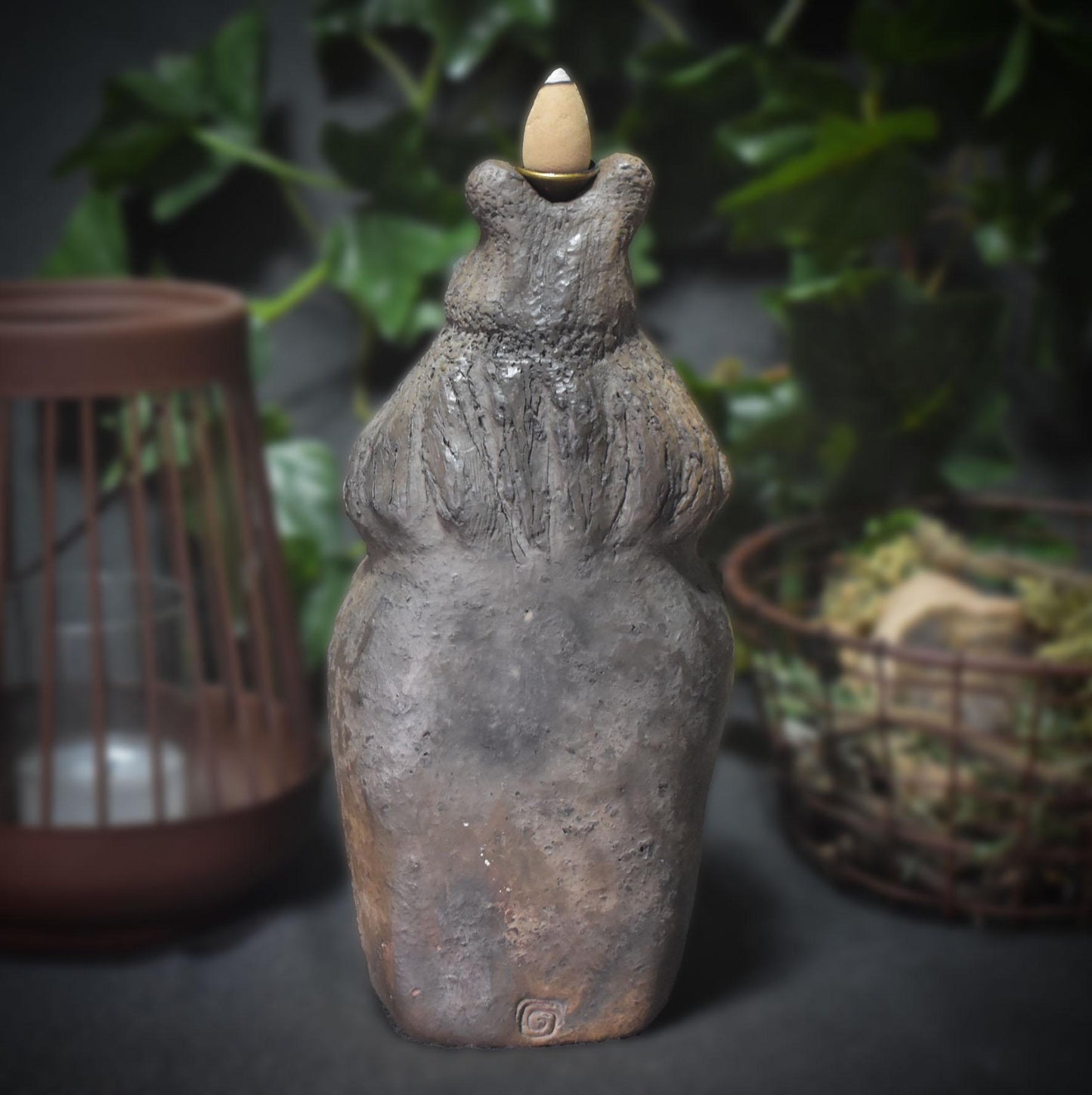 Hommage an Baubo - Handgefertigter Rückfluss Räucherkegelhalter aus traditionellem Ton - kraftvolle Erinnerung an die Weiblichkeit