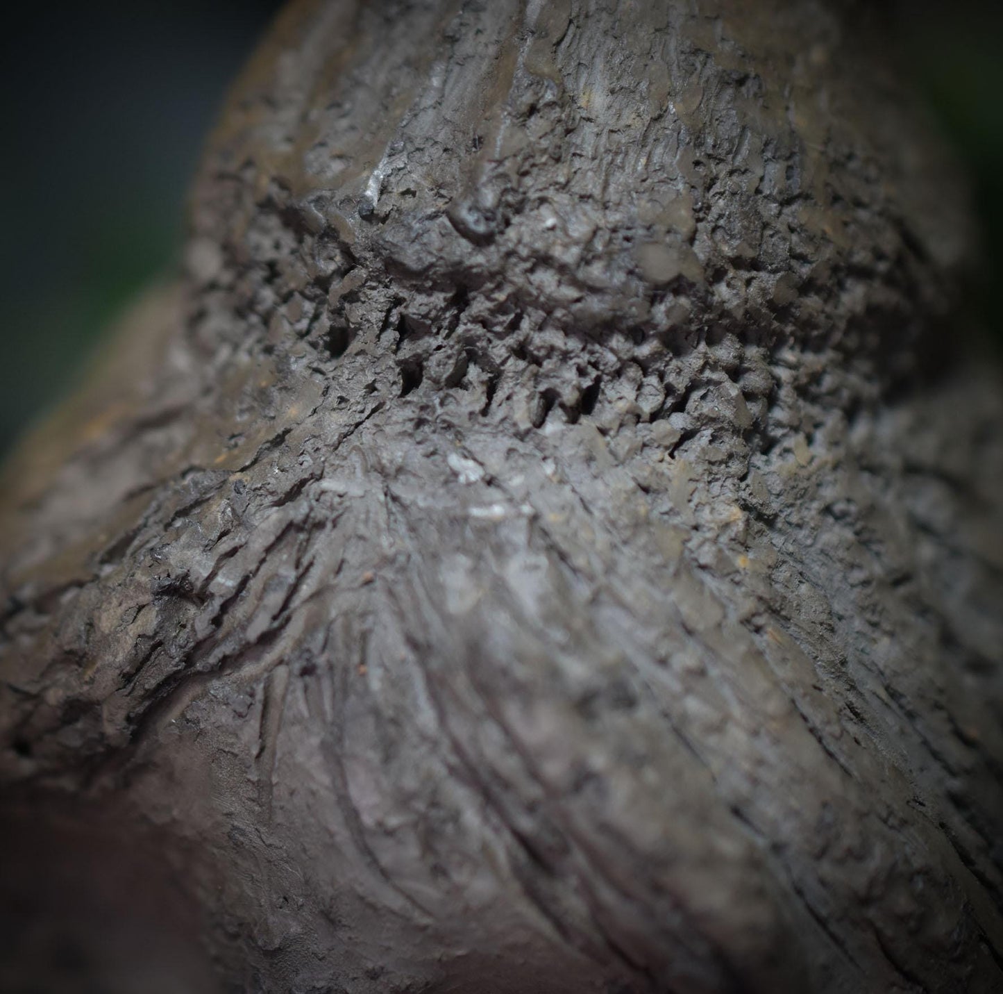 Hommage an Baubo - Handgefertigter Rückfluss Räucherkegelhalter aus traditionellem Ton - kraftvolle Erinnerung an die Weiblichkeit