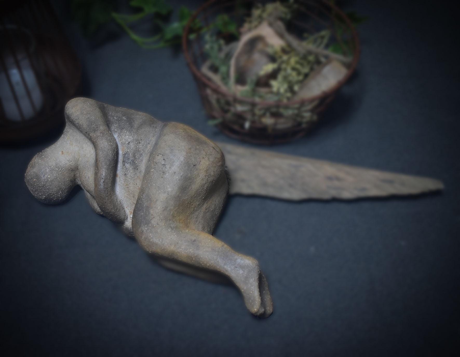 Gefallener Engel mit Flügeln aus Holz - Einzigartige Rauchbrandkunst - rustikale Dekoration