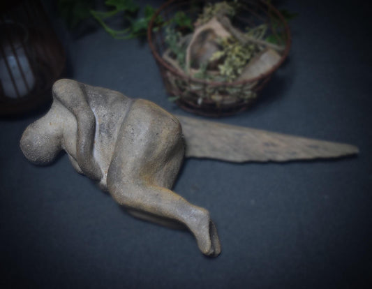 Gefallener Engel mit Flügeln aus Holz - Einzigartige Rauchbrandkunst - rustikale Dekoration