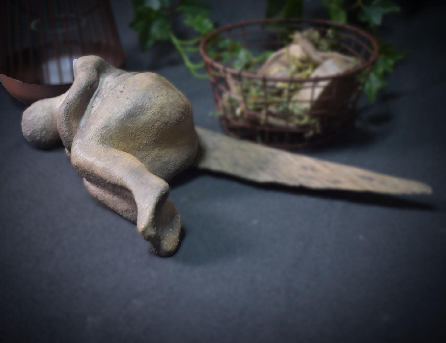 Gefallener Engel mit Flügeln aus Holz - Einzigartige Rauchbrandkunst - rustikale Dekoration