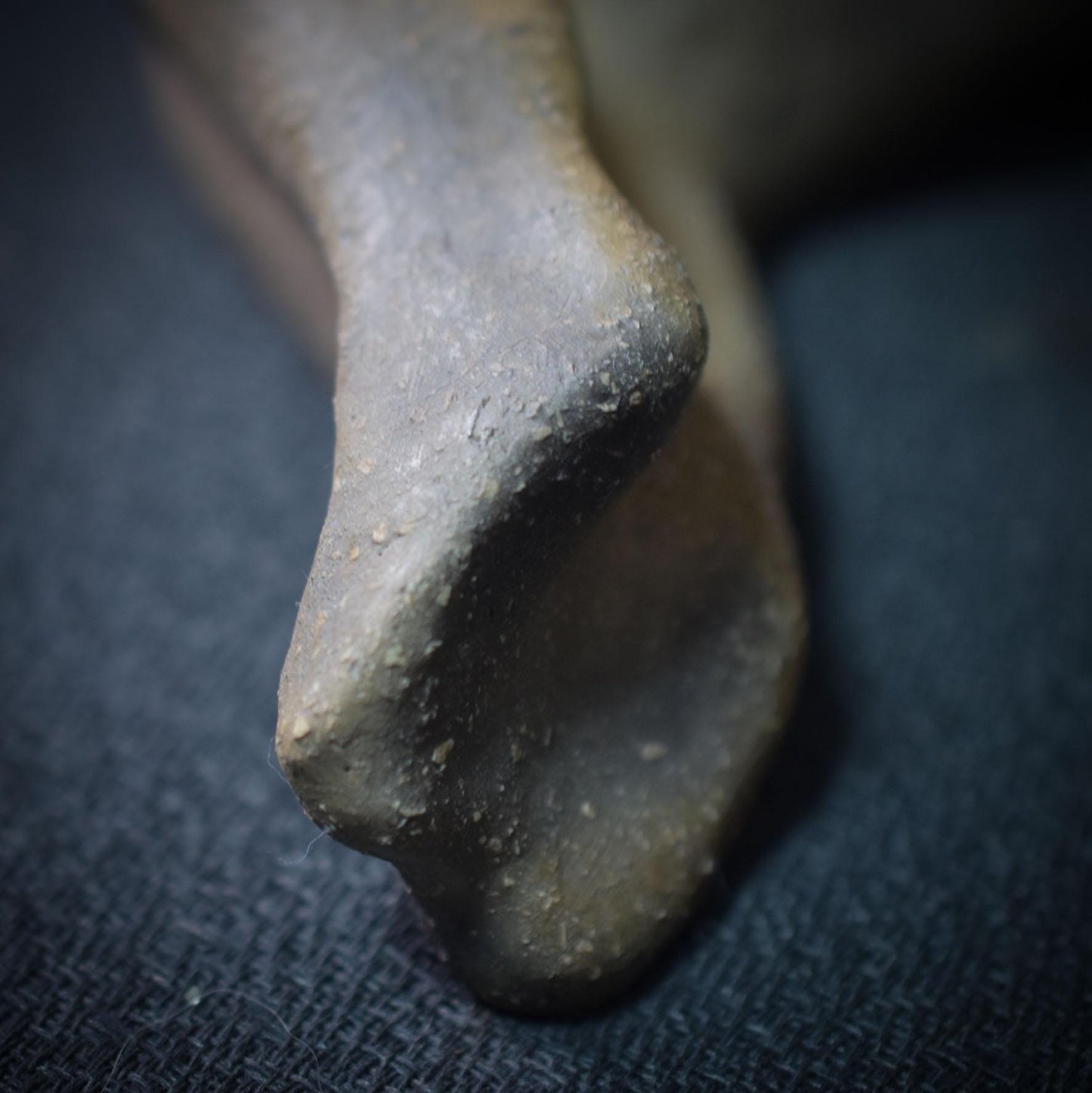 Gefallener Engel mit Flügeln aus Holz - Einzigartige Rauchbrandkunst - rustikale Dekoration