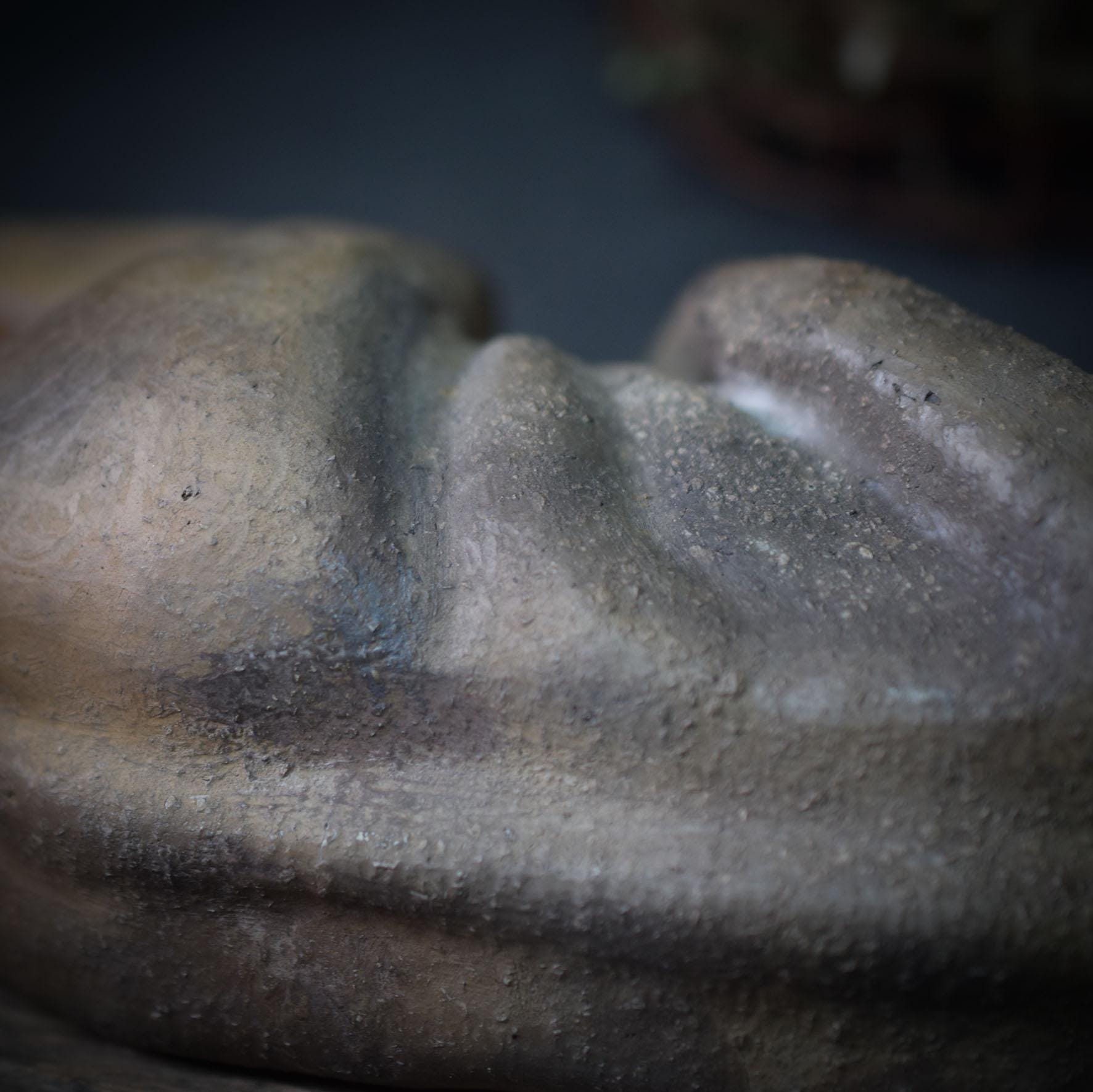 Gefallener Engel mit Flügeln aus Holz - Einzigartige Rauchbrandkunst - rustikale Dekoration