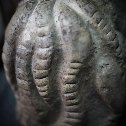 Handgefertigte Medusa Skulptur aus traditionell gebranntem Ton – Einzigartige Rauchbrandkunst der griechischen Mythologie