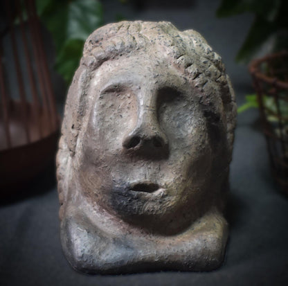 Handgefertigte Medusa Skulptur aus traditionell gebranntem Ton – Einzigartige Rauchbrandkunst der griechischen Mythologie