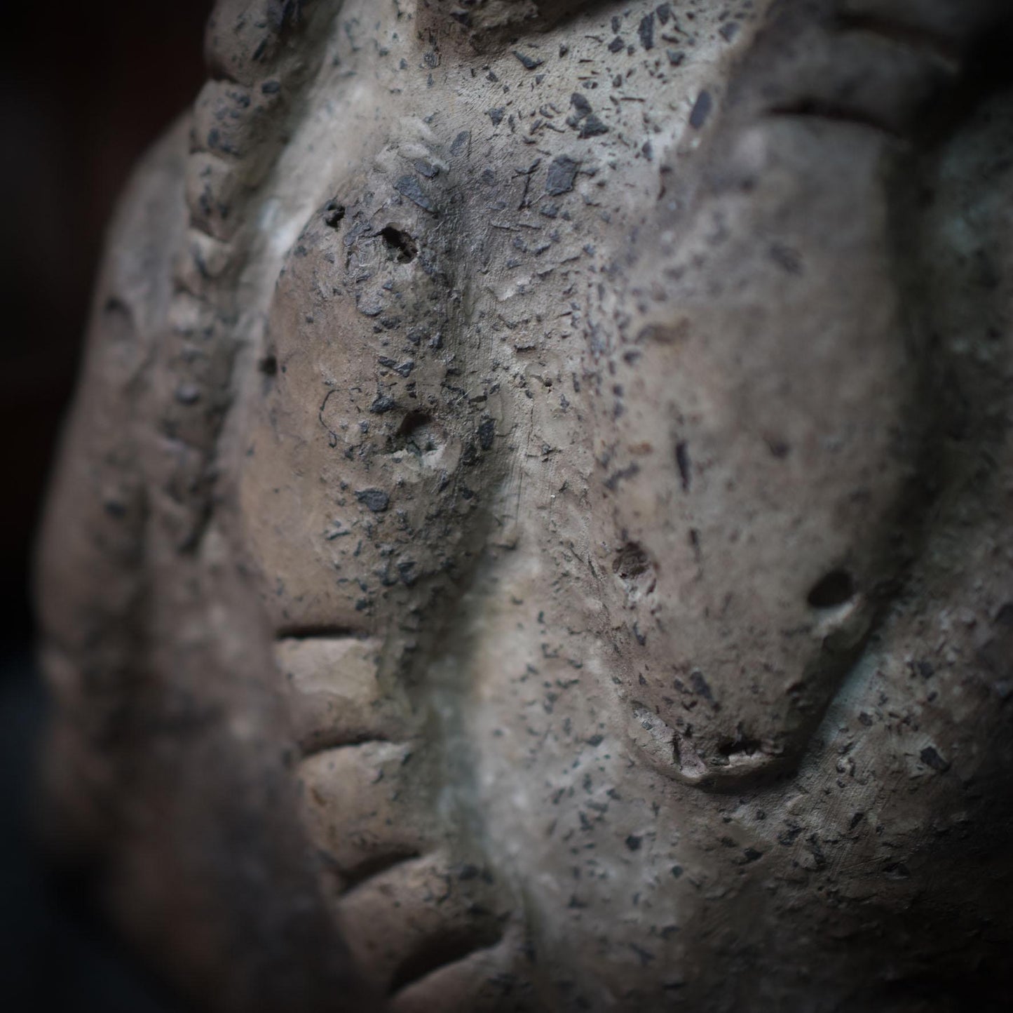 Handgefertigte Medusa Skulptur aus traditionell gebranntem Ton – Einzigartige Rauchbrandkunst der griechischen Mythologie