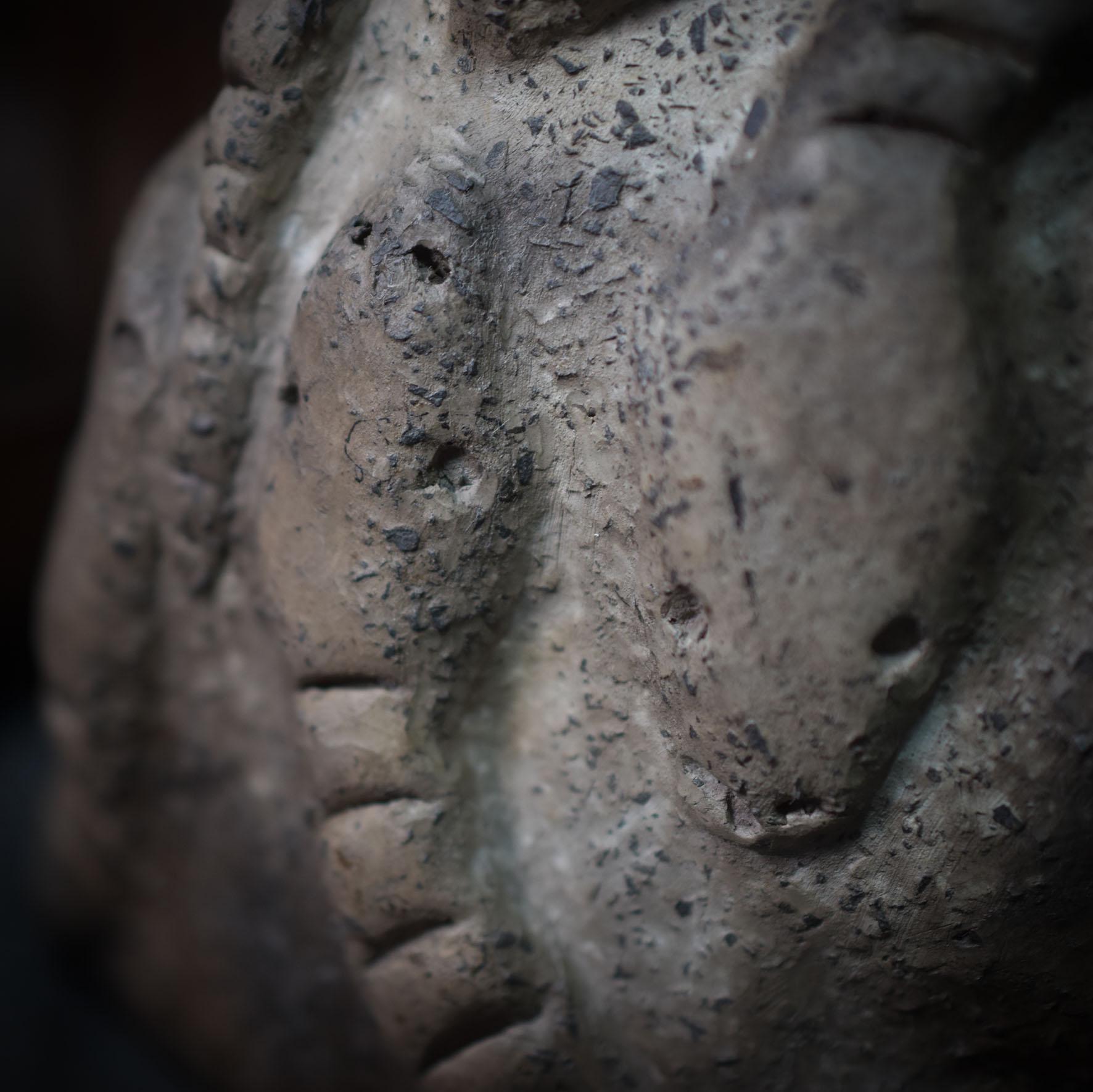 Handgefertigte Medusa Skulptur aus traditionell gebranntem Ton – Einzigartige Rauchbrandkunst der griechischen Mythologie